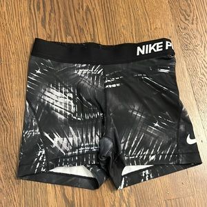 NIKE PRO SPANDEX- black and gray pattern